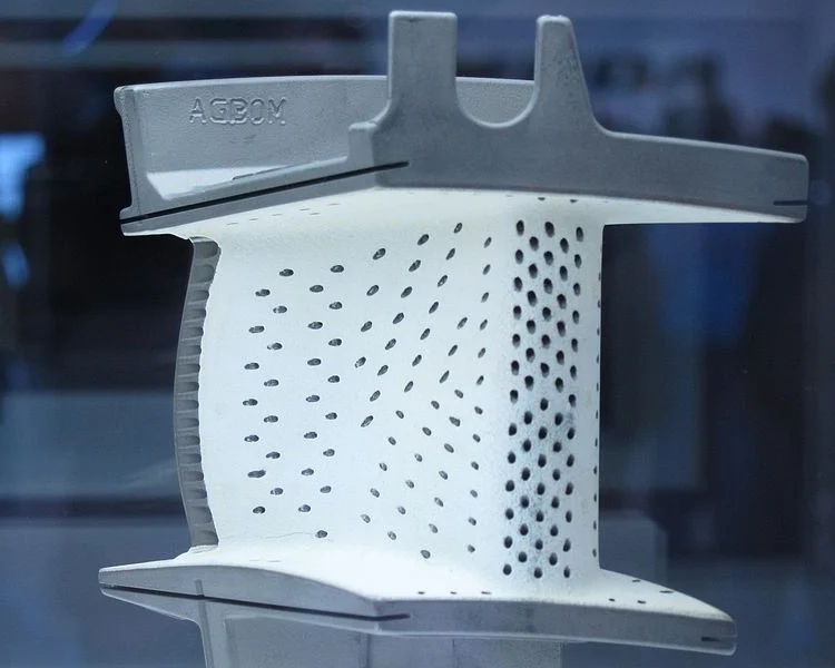 Segment d’aube de turbine présentant un réseau de micro-perforations réalisées pour le refroidissement de la pièce.