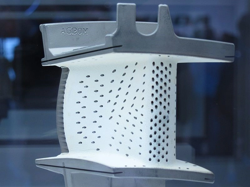 Segment d’aube de turbine présentant un réseau de micro-perforations réalisées pour le refroidissement de la pièce.