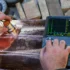 Contrôle non destructif par ultrasons d’une pièce métallique, avec sonde et appareil de mesure portatif pour vérifier la qualité interne du matériau.