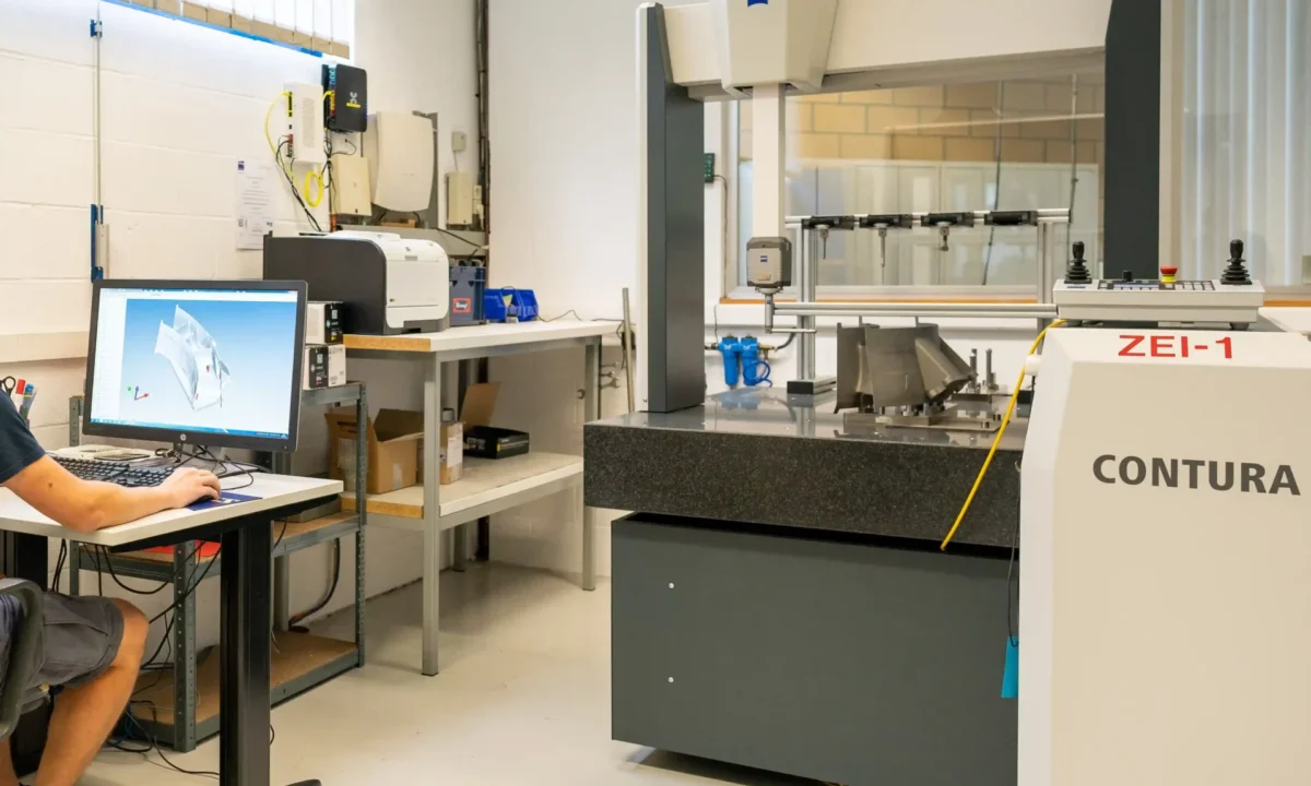Mecasoft – (71) Poste de contrôle dimensionnel avec machine à mesurer tridimensionnelle Zeiss et opérateur travaillant sur le modèle 3D d’une pièce usinée.