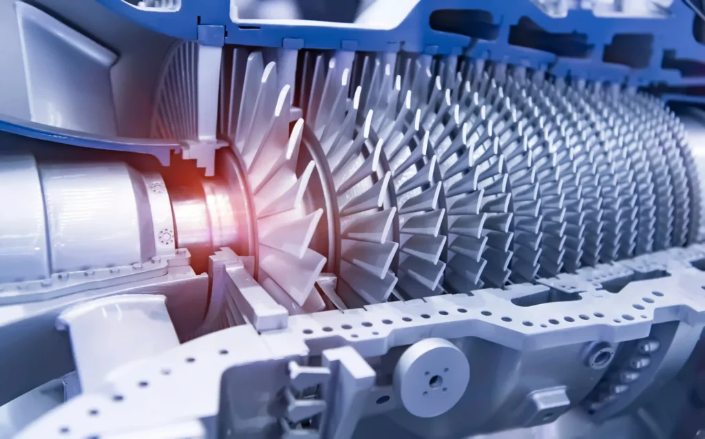 Vue en coupe d’une turbine industrielle, montrant les rangées d’aubes métalliques usinées de haute précision.